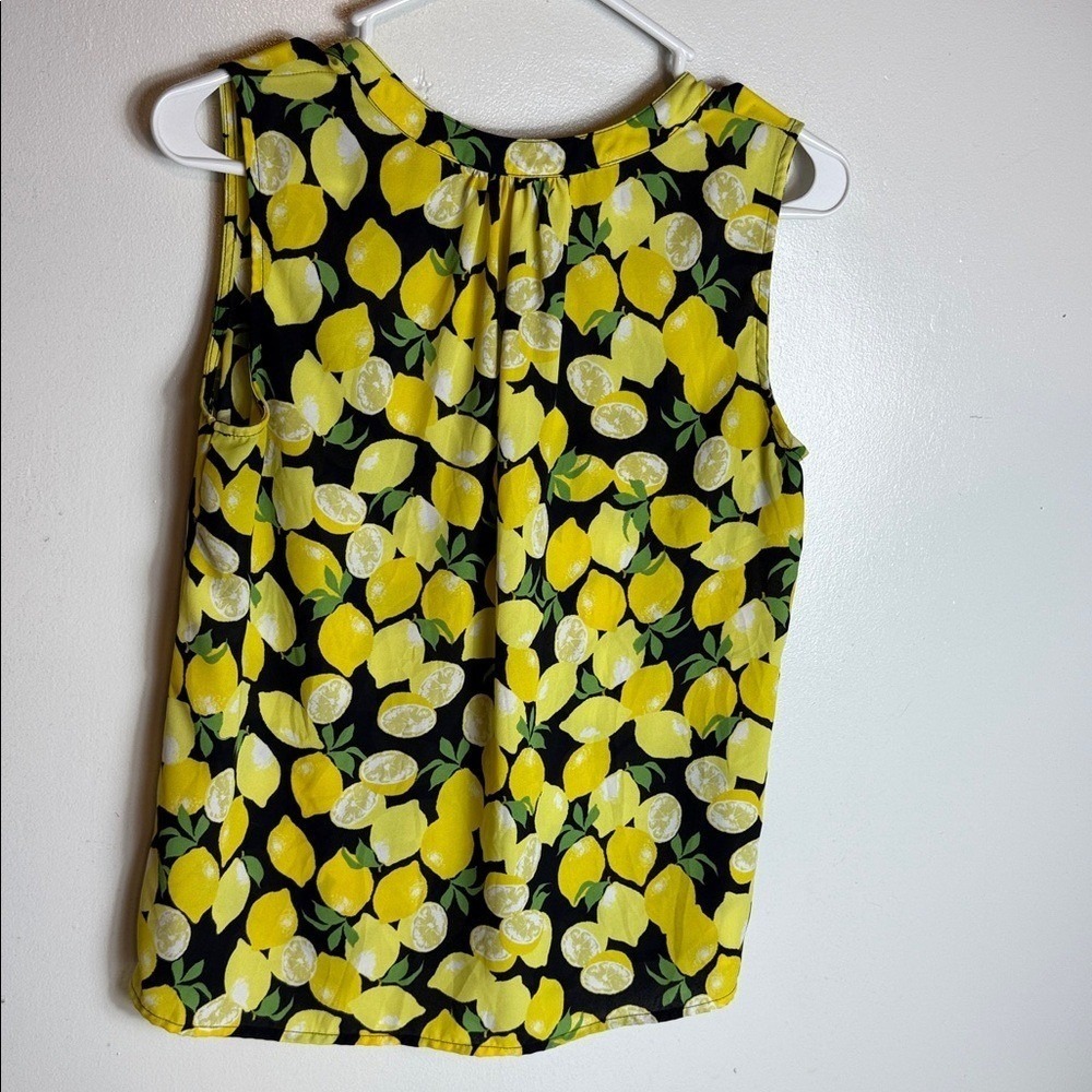 Nine West Womens Small Lemon Print Sleeveless V-Neck Blouse‎ Yellow Black Fruit - Picture 4 of 7